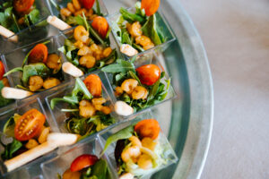 stol-rybny-mix-salat-z-dodatkami